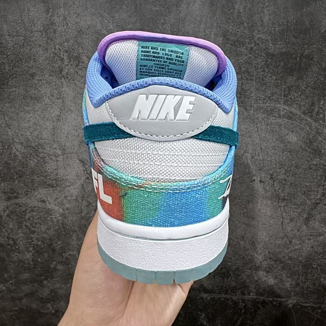 futura laboratories x nike sb dunk low